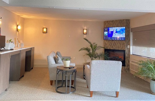 Marquette House | King Room w/Sleeper Sofa Sleeps 3 -Free Wifi - Steps to Superior Dome and NMU