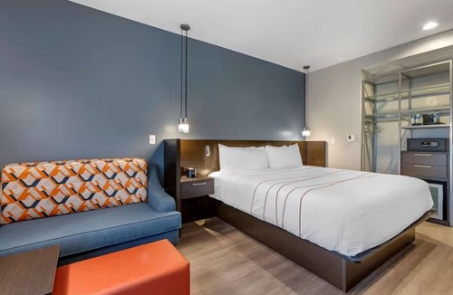 Riverside Hotel | King Room w/Sofa & Keurig | Minutes to Dining, ASU, & Phoenix Zoo | Rooftop Bar