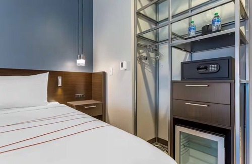 Riverside Hotel | King Room w/Sofa & Keurig | Minutes to Dining, ASU, & Phoenix Zoo | Rooftop Bar