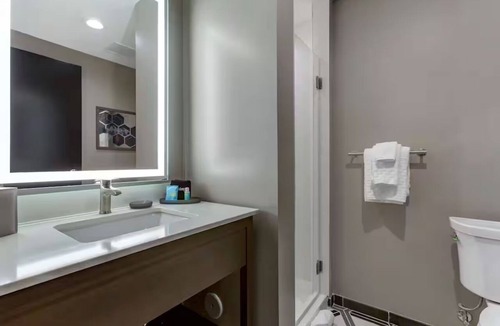 Riverside Hotel | King Room w/Sofa & Keurig | Minutes to Dining, ASU, & Phoenix Zoo | Rooftop Bar