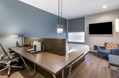 Riverside Hotel | King Room w/Sofa & Keurig | Minutes to Dining, ASU, & Phoenix Zoo | Rooftop Bar