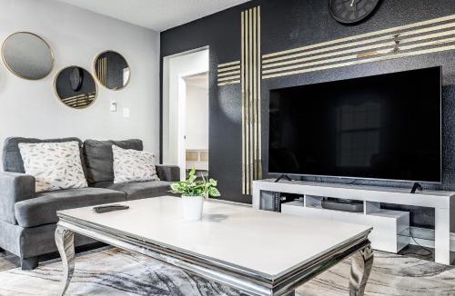West Newton House | King Size Bed Bungalow with a Gym in Indianapolis