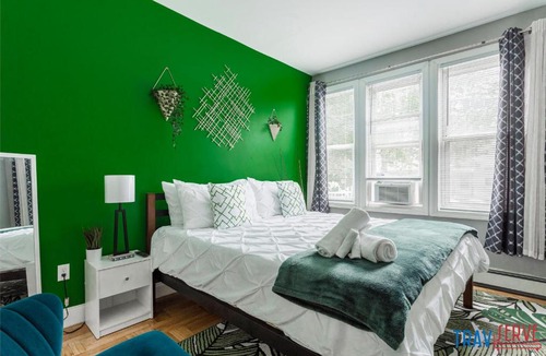 Pelham Bay Apartment | King Size Bed Fast Wifi 278Mbps Bronx Zoo 2 miles