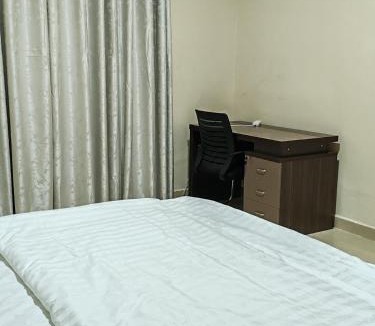 Al Majaz Apartment | King-size bed ocean view