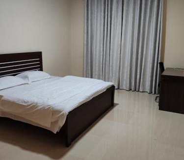 Al Majaz Apartment | King-size bed ocean view