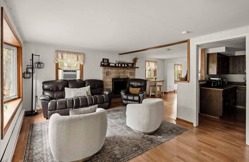Jim Thorpe Cabin | King Size Beds, Bunk Beds, Access to Pool, Lake, & Tennis