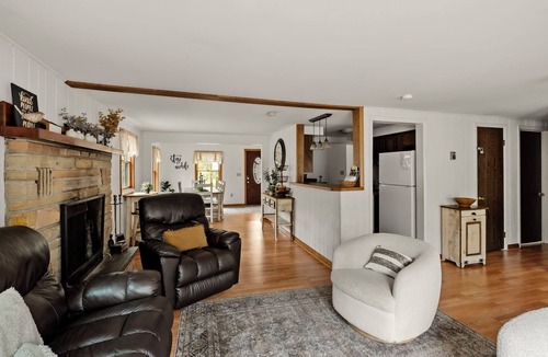 Jim Thorpe Cabin | King Size Beds, Bunk Beds, Access to Pool, Lake, & Tennis
