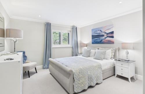 West Byfleet House | King size room with own bathroom & livingroom in a luxury home, free WiFi, HOMESTAY