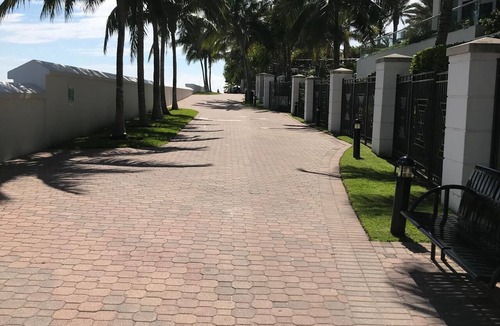 Bal Harbour Apartment | King Size Studio with Kitchenette, Steps Away from Bal Harbour Beach