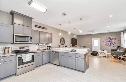 Northside House | King-sized master suite and 6 minutes away from Minute Maid Park & Toyota Center