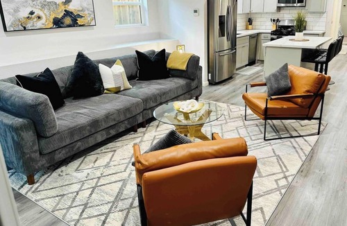 Downtown Sacramento Apartment | King Sized with Modern Design-Walk to Downtown!