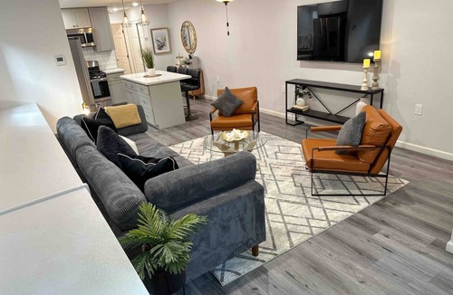 Downtown Sacramento Apartment | King Sized with Modern Design-Walk to Downtown!