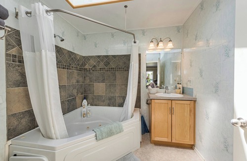 Sequim House | King Spa Room - Jetted tub, View