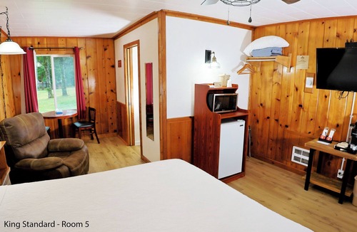 Florence Hotel | King Standard: Rustic Knotty Pine Retreat w/Recliner & Nature Vibes
