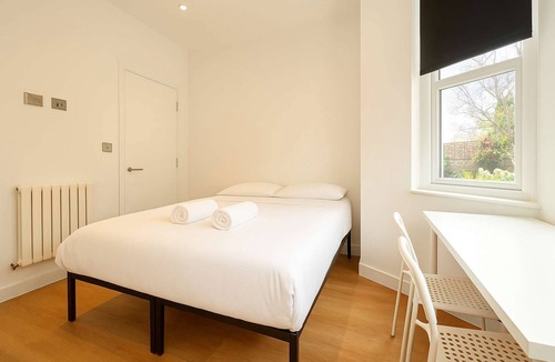 Shepherd's Bush Apartment | King Studio Flat | Private Bathroom & Kitchenette
