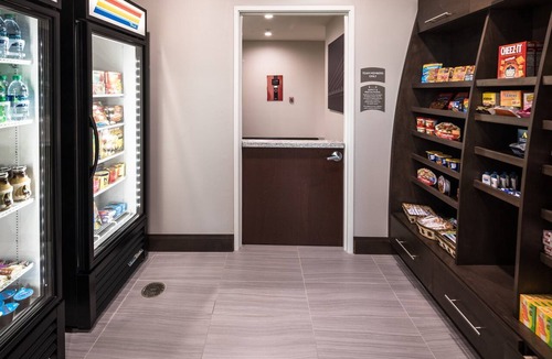 Lake Jackson Apartment | King Studio. Free Breakfast Buffet. Outdoor Pool.