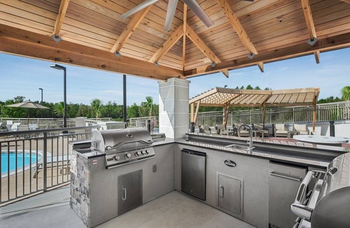 Florence Apartment | King Studio + Free Breakfast! Pool & Gym Access.
