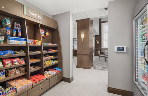 Florence Apartment | King Studio. Free Breakfast, Outdoor Pool. Near Florence Center!