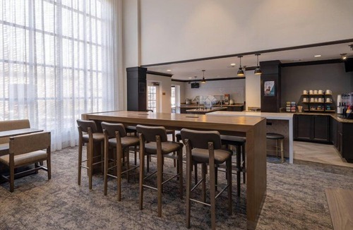 Polaris Apartment | King Studio Near Ohio State University | Free Breakfast Buffet, Pool Access