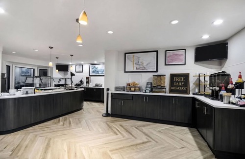 Maumee Apartment | King Studio Suite | Free Breakfast & Pool