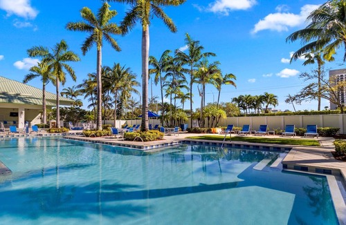 Doral Apartment | King Studio Suite w/Kitchen & Jetted Tub + Spa