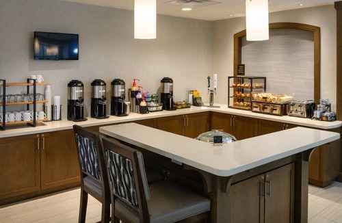 Vero Beach South Apartment | King Studio Suite w/Free Breakfast | Pool & Gym