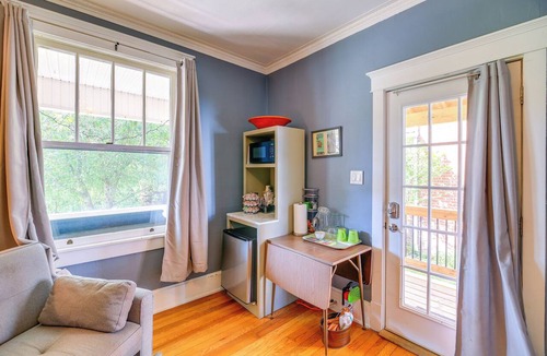 Bristol Apartment | King Studio Suite w/Walk-In Shower | Pet Friendly