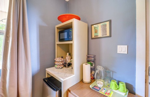 Bristol Apartment | King Studio Suite w/Walk-In Shower | Pet Friendly