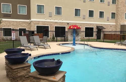 The Colony Apartment | King Studio w/Free Breakfast Buffet & Pool Access Included!