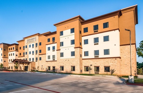 Lake Jackson Apartment | King Studio w/Kitchen. Free Breakfast. Outdoor Pool.
