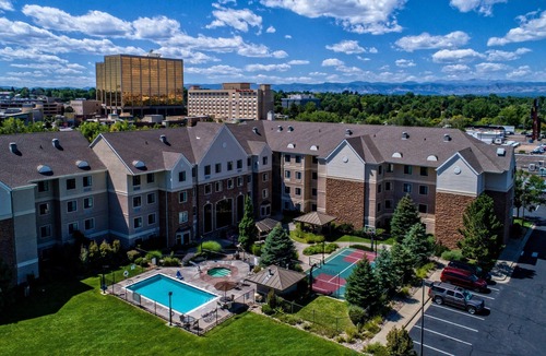 Glendale Apartment | King Studio w/Kitchen | Hot Breakfast + Pool