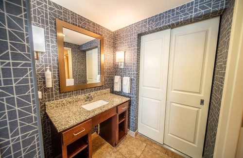 Kutzky Park Hotel | King Studio w/Kitchen, Pool & Free Parking | Near Mayo Clinic Campus