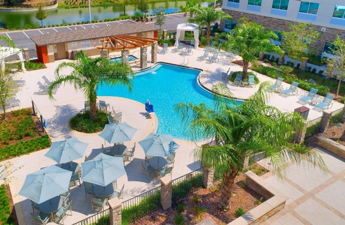 Gainesville Condo | King Suite 10 Minutes from U of Florida. Free Breakfast. Outdoor Pool & Hot Tub.