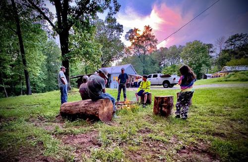 Independence House | King Suite & Bunkhouse - Deer Camp - WiFi - Grill