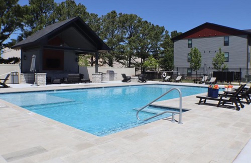 Rogers Apartment | King Suite, Cozy Sectional, Gym, Pool, OZ Trails
