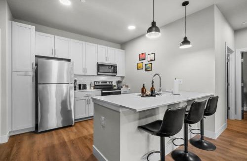 Rogers Apartment | King Suite, Cozy Sectional, Gym, Pool, OZ Trails