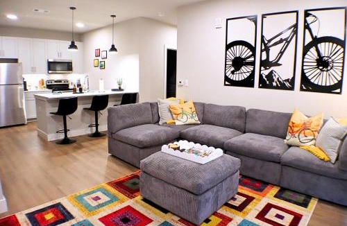 Rogers Apartment | King Suite, Cozy Sectional, Gym, Pool, OZ Trails