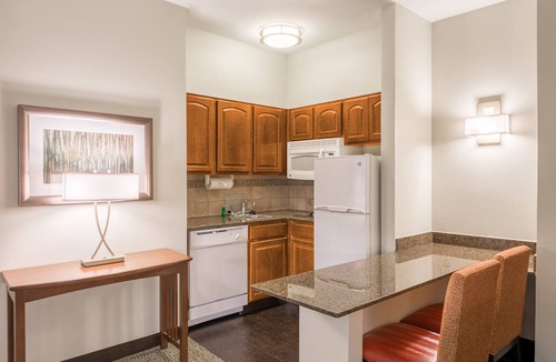 Independence Condo | King Suite. Free Breakfast. Outdoor Pool & Hot Tub