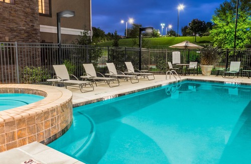 Independence Condo | King Suite. Free Breakfast. Outdoor Pool & Hot Tub