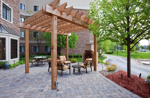 West Bloomington Condo | King Suite. Free Breakfast. Pool & Hot Tub. Relaxing Retreat!