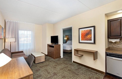 Oak Ridge Condo | King Suite. Free Breakfast. Pool & Gym. Close to the University of Tennessee Arboretum!