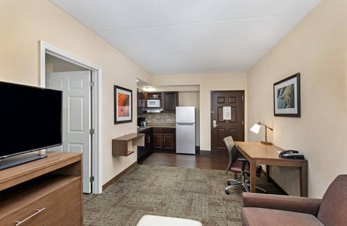 Oak Ridge Condo | King Suite. Free Breakfast. Pool & Gym. Close to the University of Tennessee Arboretum!