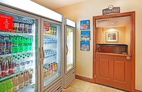Oak Ridge Condo | King Suite. Free Breakfast. Pool & Gym. Close to the University of Tennessee Arboretum!