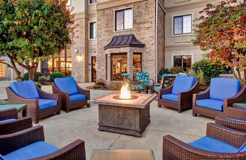 Madison Condo | King Suite. Free Breakfast. Pool. Near East Towne Mall!
