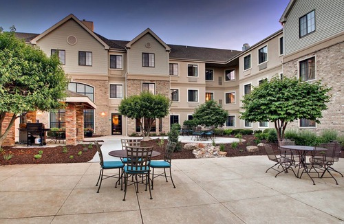 Madison Condo | King Suite. Free Breakfast. Pool. Near East Towne Mall!