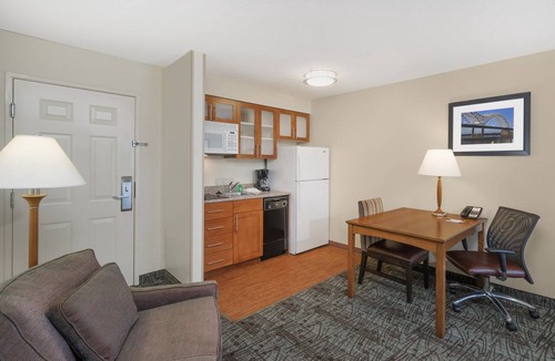 White Station Condo | King Suite. Free Breakfast. Outdoor Pool. Gym. Relaxing Retreat!