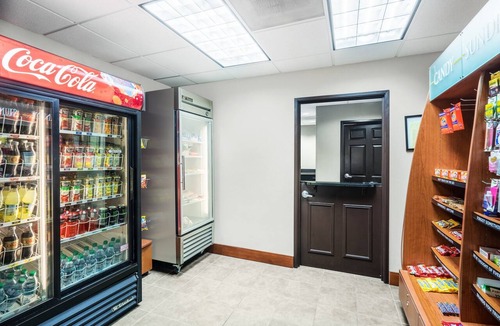 White Station Condo | King Suite. Free Breakfast. Outdoor Pool. Gym. Relaxing Retreat!