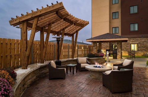 West Omaha Condo | King Suite. Free Breakfast. Pool & Hot Tub. Close to the Nebraska Medical Center!