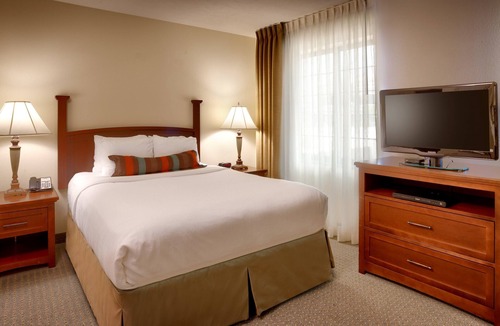 West Omaha Condo | King Suite. Free Breakfast. Pool & Hot Tub. Close to the Nebraska Medical Center!
