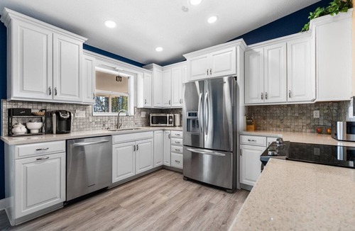 Avalon by the Sea House | King Suite, Hot Tub, Pool, BBQ Grill, Bikes, Patio, EV Charger, 600 ft 2 Beach!